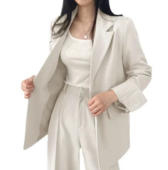 Bijela ženska jakna u britanskom stilu